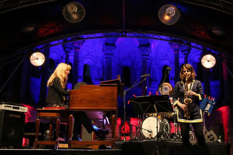 08.07.2018
Bunter Kreis:
From Jazz with love
in der Klosterruine Heisterbach
mit der  Jazz Band Karolina Strassmayer & Drori Mondlak KLARO und der Jazzmusikerin Barbara Dennerlein auf der Hammond Orgel
Foto:Martina Goyert
+++ NO MODEL RELEASE +++
+++ No Property Release +++
Ab dem Zeitpunkt der ordnungsgemäßen Lieferung des Bildmaterials durch den Urheber ist der Bildnutzer für dessen sachgemäße Verwendung verantwortlich. Der Bildnutzer trägt die Verantwortung für die Betextung sowie die sich aus der konkreten Veröffentlichung ergebenden Sinnzusammenhänge.
Mitarbeiternummer: 11914
Veröffentlichung nur nach Absprache mit Urheber
Phone: 0173-9012916        
E-Mail: mgoyert@web.de